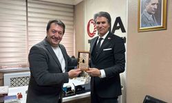 Başkan Şebin'den, İHA Bölge Müdürü Türkez'e 10. yıl plaketi