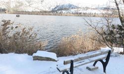 Başkentte etkili olan kar yağışı Eymir Gölü'nde kartpostallık görüntüler oluşturdu