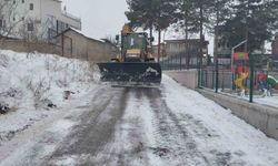 Battalgazi Belediyesi'nden okul bahçelerinde kar temizliği