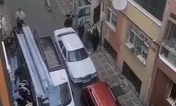 Bayrampaşa'da kamyonetin üzerindeki malzemelerin işçinin üzerine düştüğü anlar kamerada