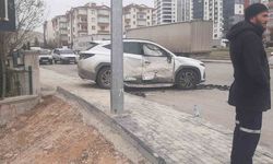 Beypazarı'nda iki otomobilin çarpışması sonucu 3 kişi yaralandı