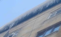 Binadan sarkan buzlar tehlike saçıyor