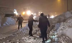 Bitlis çevre yolunda düşen çığın altında kalan tanker sürücüsü kurtarıldı