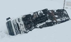 Bitlis-Tatvan yolunda maddi hasarlı tır kazası