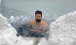 Bolu Dağı'nda eksi 10 derecede buz tutan havuza girdi
