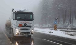 Bolu Dağı'nda sis ve hafif kar yağışı etkili oluyor: Görüş mesafesi 30 metreye düştü