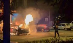 Bolu'da park halindeki otomobil alev alev yandı