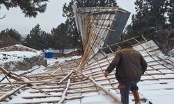 Bozkır'da şiddetli fırtına ahırın çatısını uçurdu