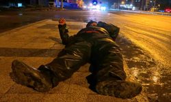 Buzlu yolda motosiklet kaydı, yola savrulan kurye yaralandı