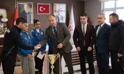 Çakmur şampiyon atletleri ödüllendirdi