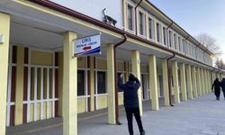 Çatıda mahsur kalmış gibi bağırıp gençlerle oynayan kedi yine aynısını yaptı