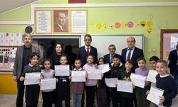 Çaycuma'da öğrenciler karnelerini kaymakam Kaya'nın elinden aldı