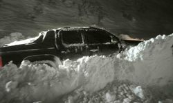 Çığ altında kalan araca 2 saatlik operasyon: Mahsur kalan vatandaşlar kurtarıldı