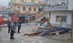 Demirci'de şiddetli fırtına cami minaresini yıktı