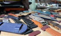 Deri ve sanatı buluşturup el emeğiyle saat kordonu yapıyor