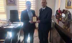 Dicle Kaymakamı Atış'tan emekliye ayrılan ilçe nüfus müdürüne plaket