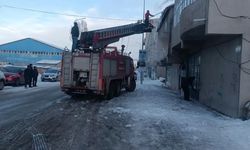 Diyadin'de tehlike oluşturan buz sarkıtları temizlendi