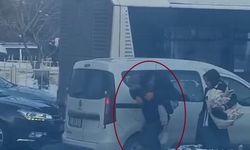 Diyarbakır'da bir vatandaş tıkanan yolda hastasını sırtında taşıdı