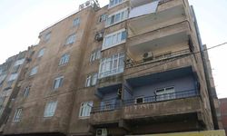 Diyarbakır'da kolonu çatlayan bina sakinleri hırsızlar için nöbet tutuyor