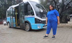 Dolmuşçu Zeynep, direksiyon sallayarak ekmek parasını kazanıyor