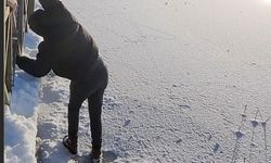 Donmuş gölde buz kırıldı, suya düşmekten son anda kurtuldu