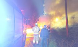 Dörtyol'da yanan otomobil kullanılmaz hale geldi