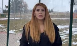 Durakta genç kızları gizlice görüntüleyen şahsa kadın muhtardan tepki