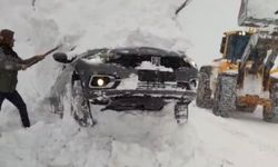 Eğribel Geçidi'nde bir araç yoldan çıkarak kara gömüldü