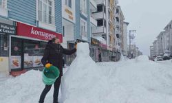 Erciş'te boş kalan esnaf kardan adam yaptı