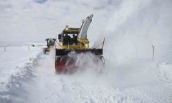 Erzincan'da kar ve tipiden kapanan 503 köy yolunda çalışmalar sürüyor