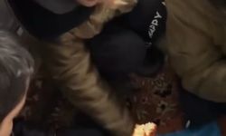 Erzincan'da servis kara saplandı, acıkan minik öğrenciler beslenme çantalarına sarıldı