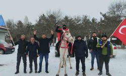 Esnaf at üstünde Türk bayrağı ile tur attı