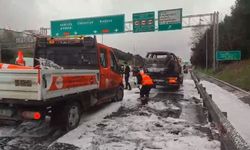 Fatih Sultan Mehmet Köprüsü girişinde otomobil yangını: Alev topuna döndü