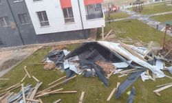 Fırtınada uçan çatı dairenin içine girdi