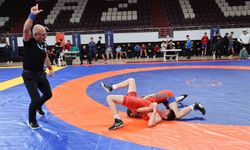 Gençler Güreş Müsabakaları Elazığ'da sürüyor