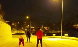 Gümüşhane'de kayakçılar kar yağışını fırsata çevirdi: Şehir merkezine kayarak indiler