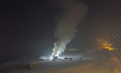 Hakkari'de itfaiye araçlarının çıkamadığı tandır evindeki yangına vatandaşlardan karla müdahale