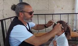 Hayırsever kuaför köylere gidip kız çocuklarını ücretsiz tıraş ediyor
