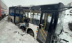 Hemzemin geçitte trenle çarpışan belediye otobüsünün sürücüsü yaralandı