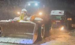 İlçe halkı üşümesin diye doğalgaz tırı iş makineleri ile çekildi