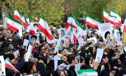 İran'da şiddet eylemlerinde ölen güvenlik güçleri ve sivilleri binlerce kişi uğurladı