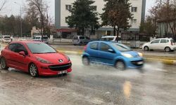 Isparta'da sağanak ve fırtına hayatı olumsuz etkiledi