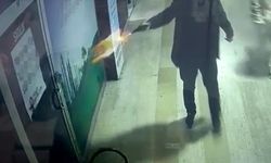 İşyerini mermi yağmuruna tuttu, elini kolunu sallayarak uzaklaştı: O anlar kamerada