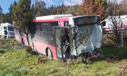 İzmir'de belediye otobüsü ile panelvan çarpıştı: 1 ölü, 8 yaralı