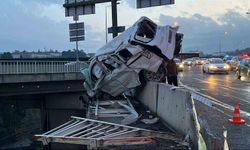 İzmir'de freni boşalan kamyon dehşet saçtı: 3 yaralı