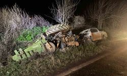 İzmir'de pikap traktöre arkadan çarptı: 2 yaralı