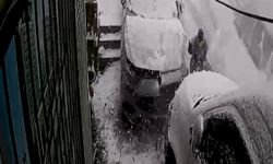 Kağıthane'de inanılmaz kurtuluş kamerada: İki aracın arasında kalmaktan son anda kurtuldu