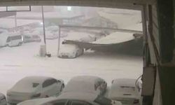 Kar ağırlığına dayanamayan sundurmanın araçların üzerine çöktüğü anlar kamerada