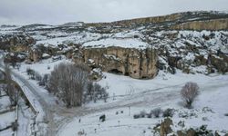 Kar altındaki Frig Vadisi seyrine doyumsuz bir manzara oluşturdu