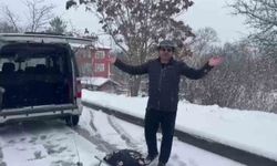 Kar yağışını aracın arkasına bağlanan kızaklarla kutladılar